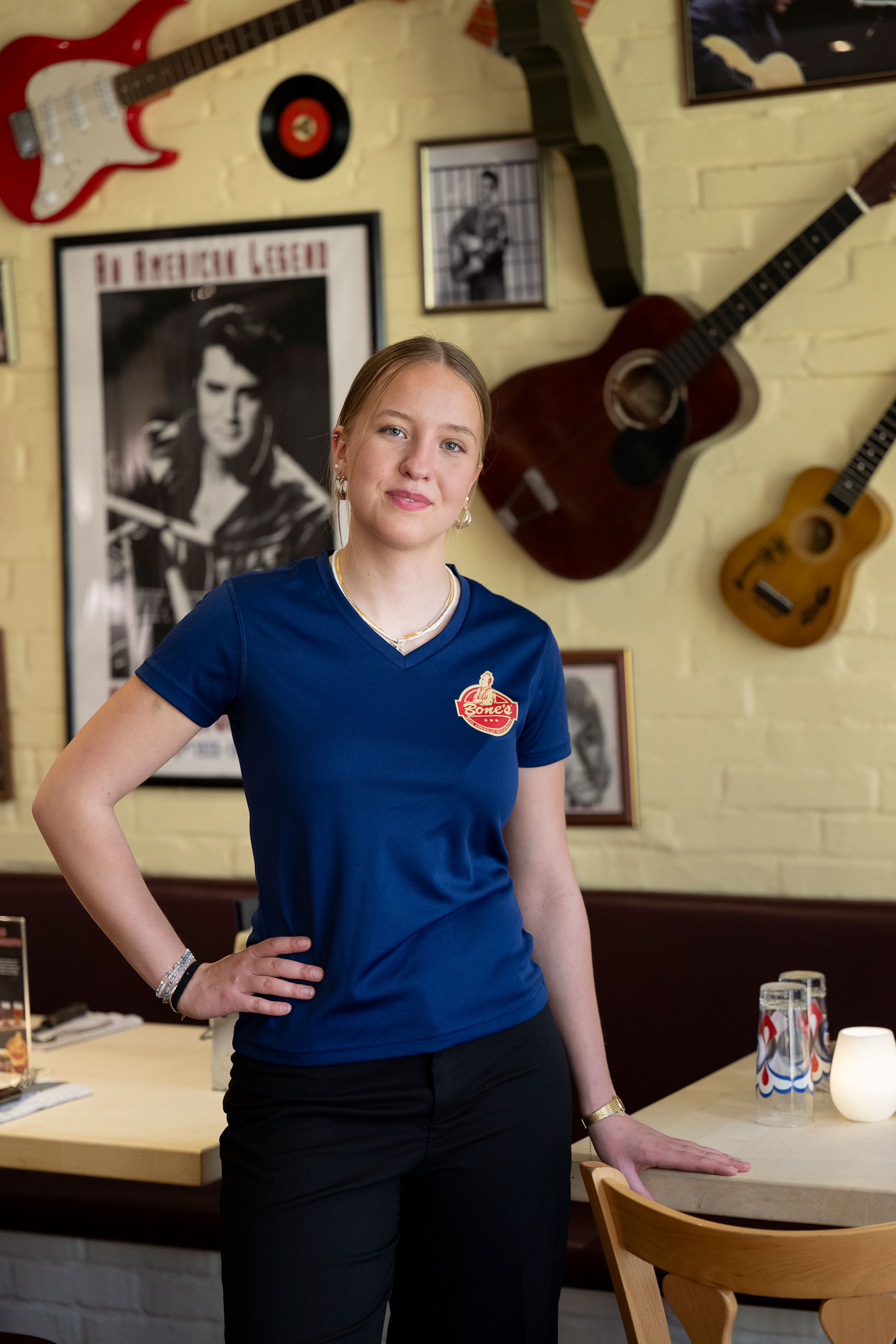 Signe Frost har et fritidsjob i Frederikshavn