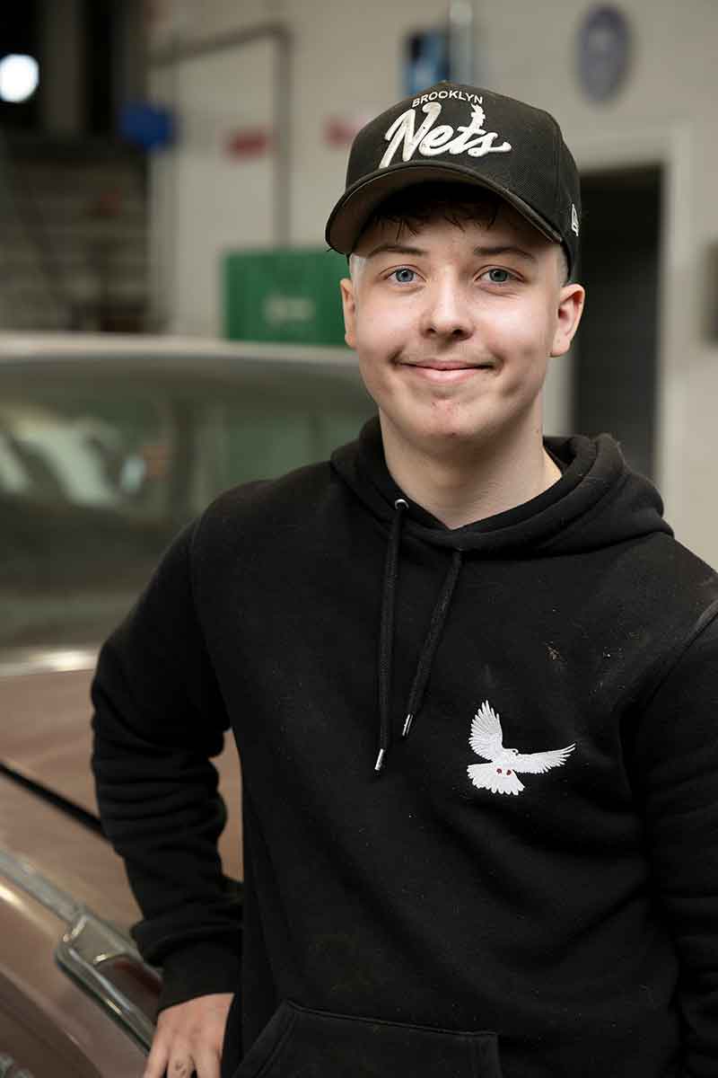 Ung mand på værksted