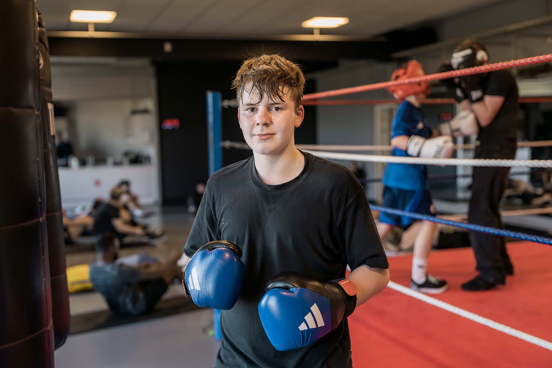 Dreng der går til boksning via Broen