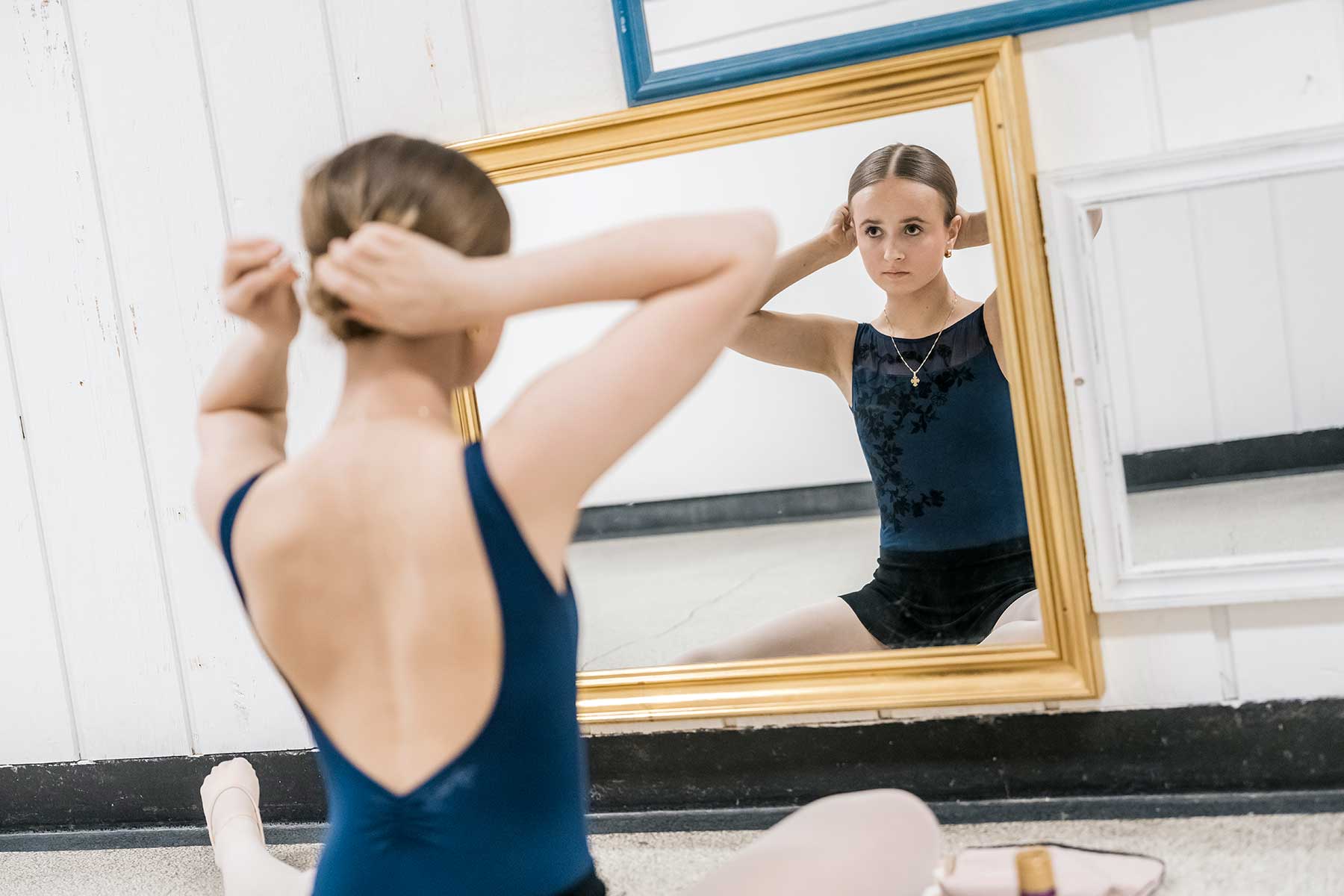 Pige der sidder foran spejl til ballet